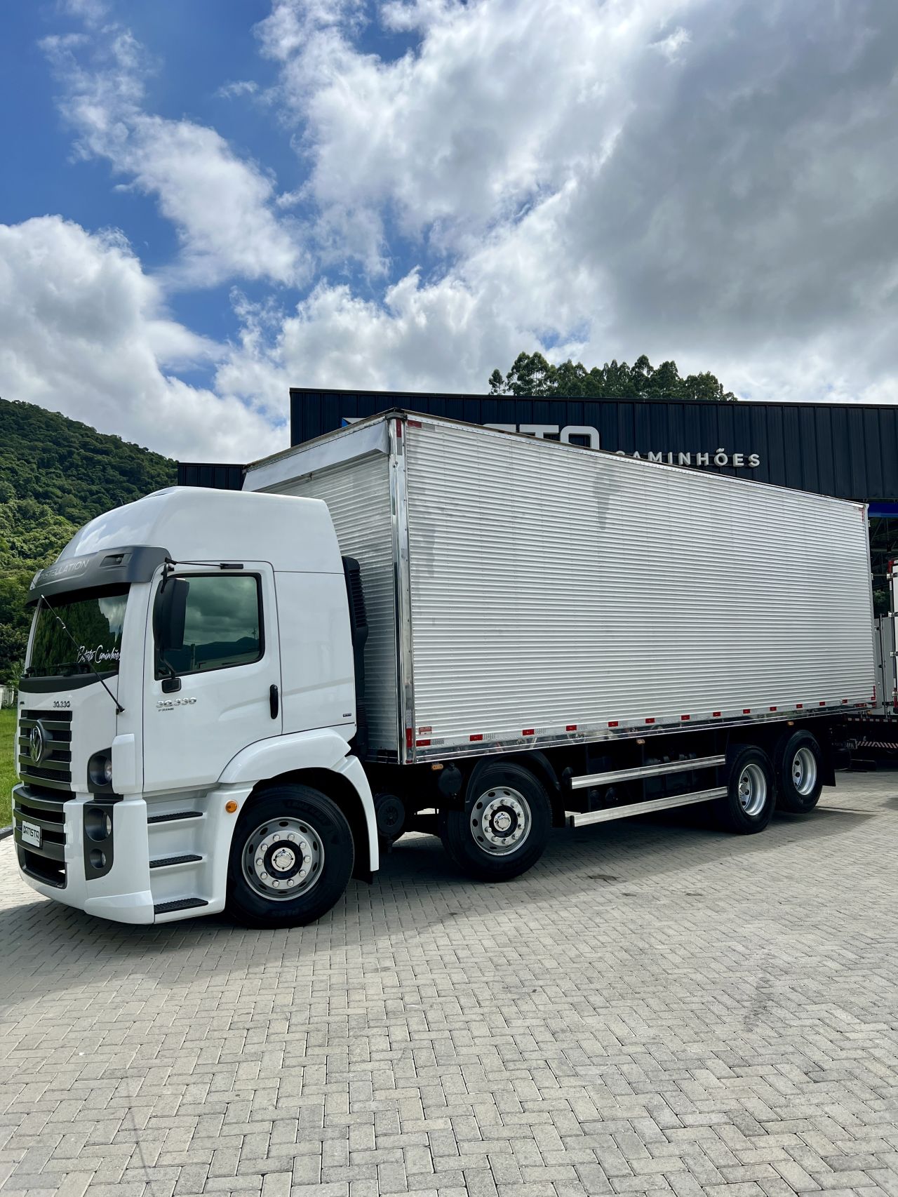 VW 30-330 Bitruck 8x2 2023 Bau Carga Seca Unico dono