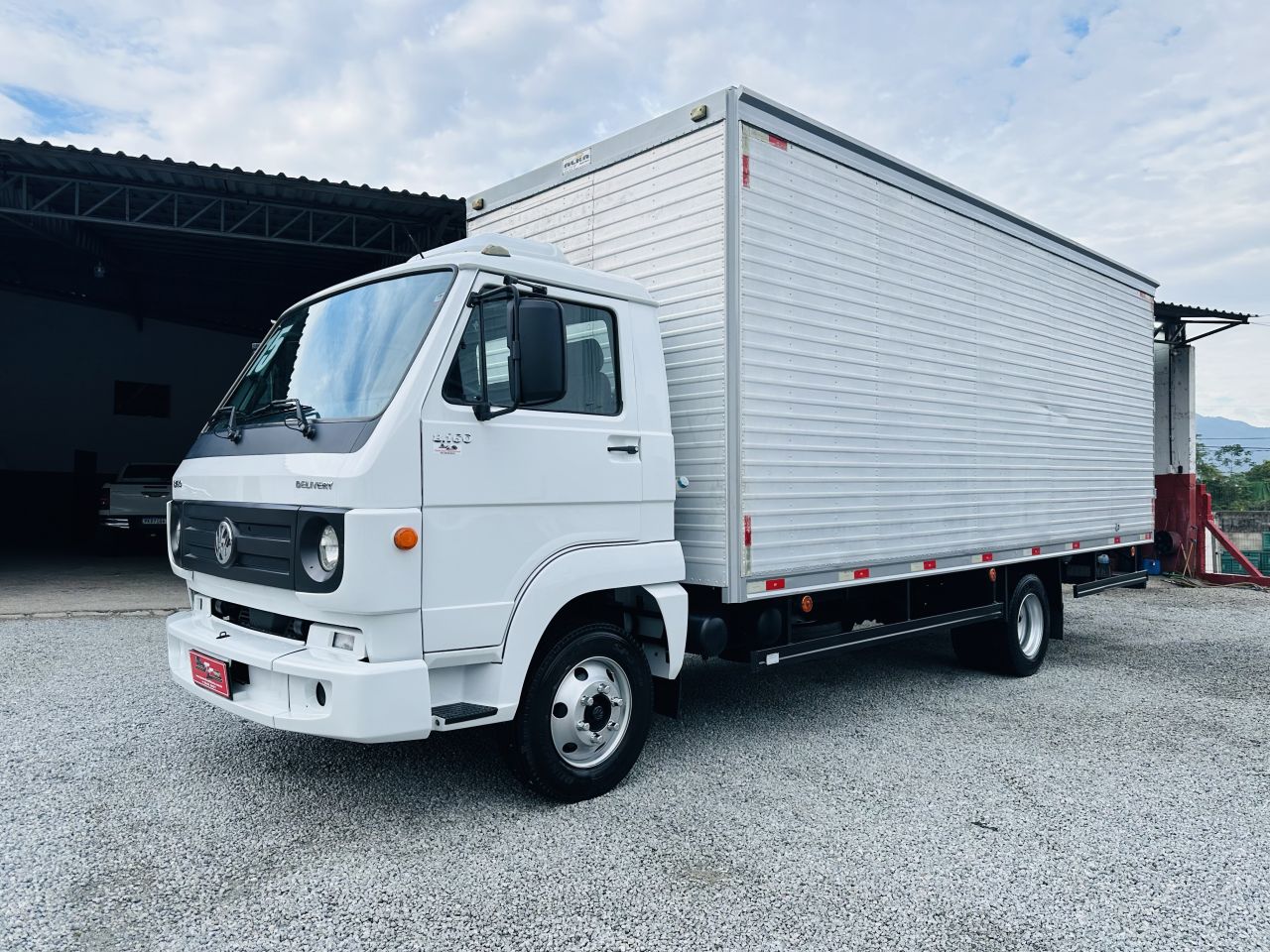 VW 8-160 COM BAU 6,20m COMPRIMENTO 