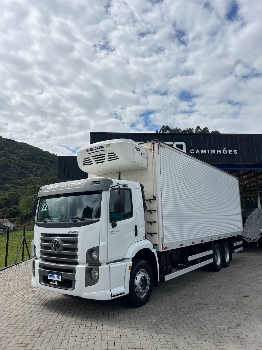 Vw 24-280 6x2 2022 - Bau Facchini com Maquina FrigoKing com plataforma elevatoria 