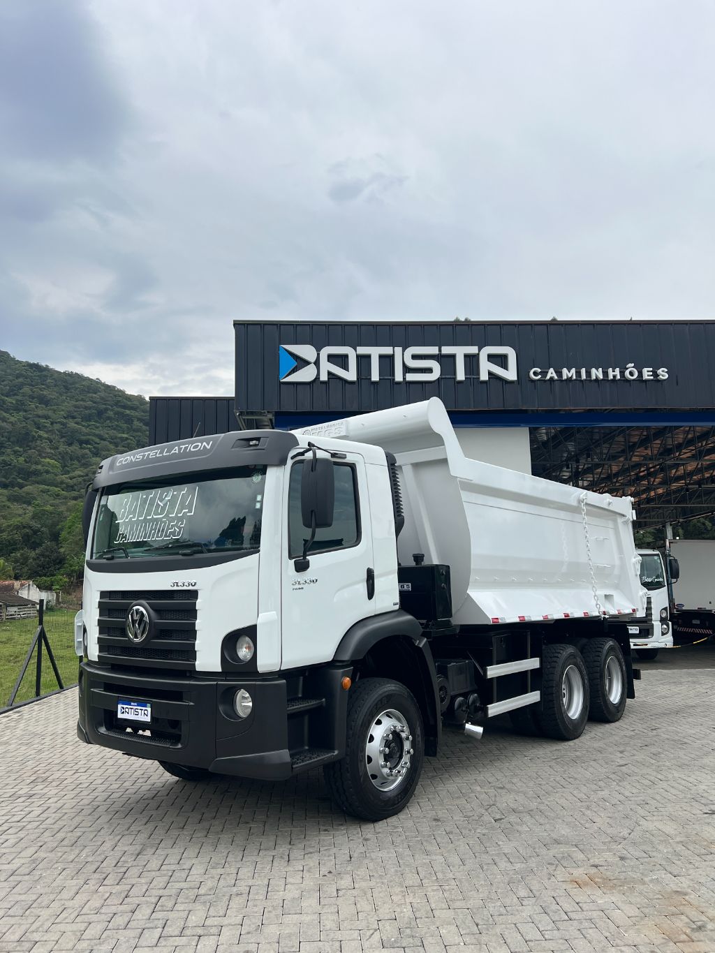 Vw 31-330 Constellation 6x4 2023 - Cacamba MGS de 16m3 - Baixo KM