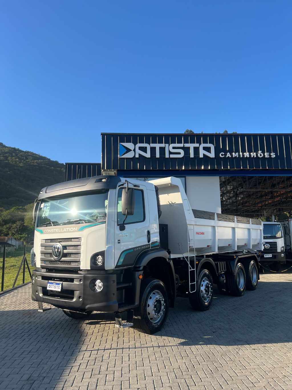 Vw 31-320 8x2 2025 - Cacamba facchini de 12m3 - baixo km