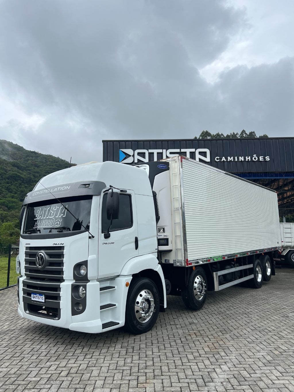 Vw 30-330 8x2 2023 - Bau ibipora com maquina carrier 7500 x4 para -25