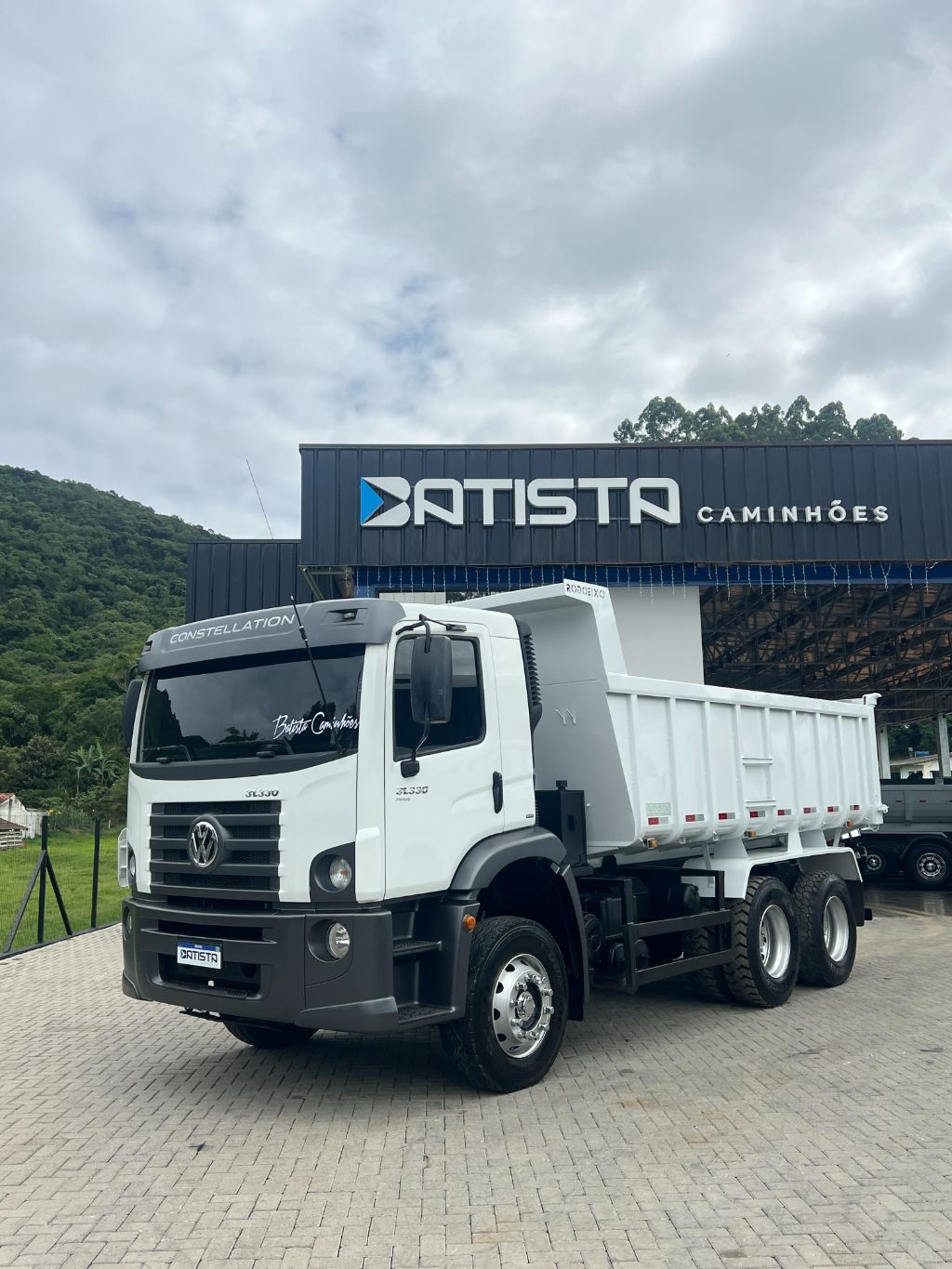 Vw 31-330 2023 6x4 - Cacamba Rodoeixo 12m3 - Baixo KM