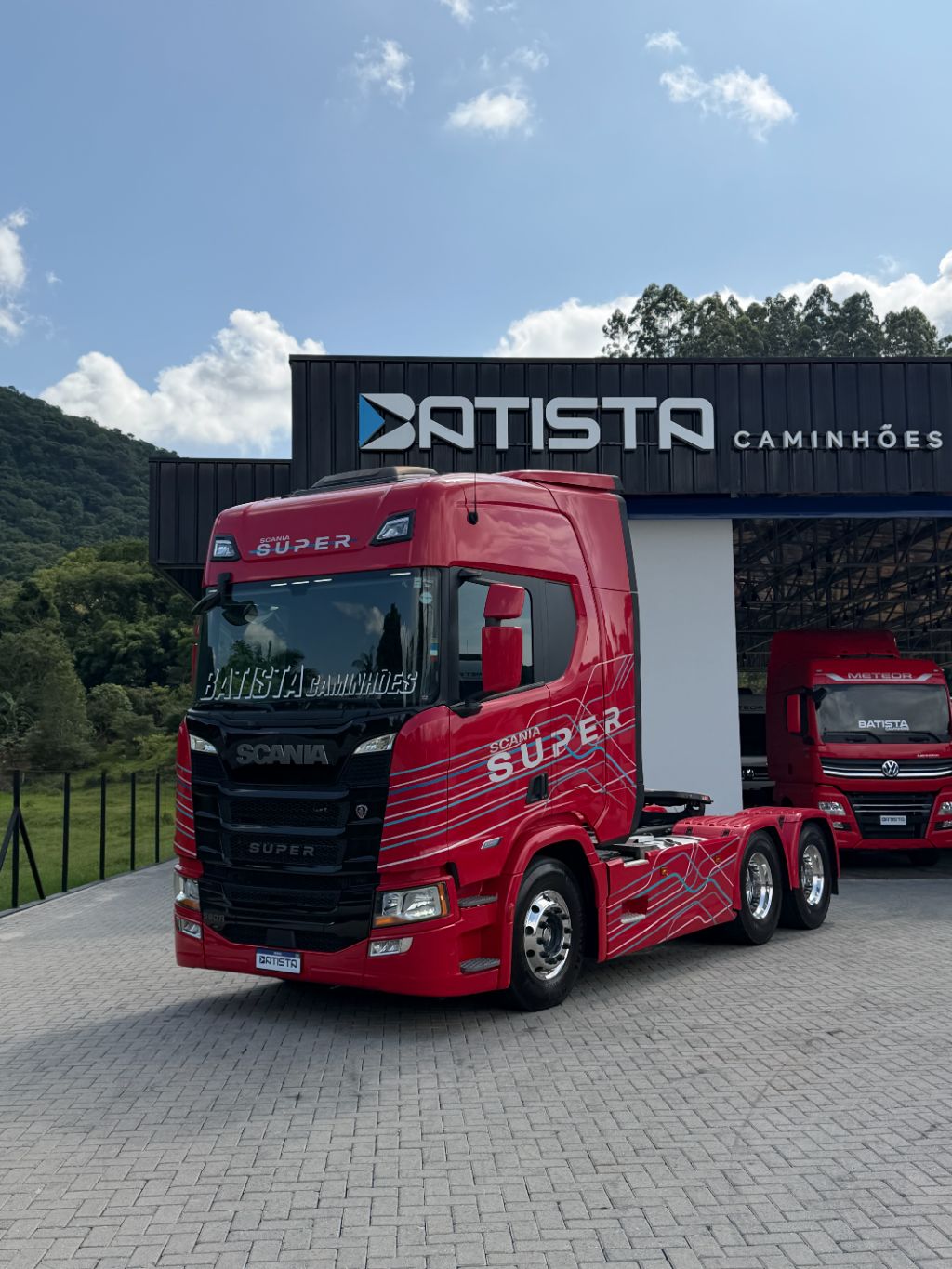 Scania 560R Super 2024 6x4 - Susp de mola - Geladeira - Painel TFT