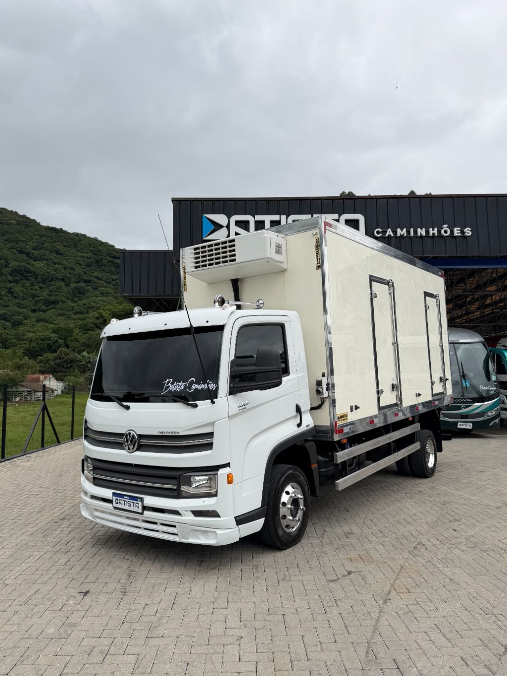 Vw 11-180 Delivery - Bau Refrigerado Universal com 4 portas laterais - Maquina ThermoKing V500 max