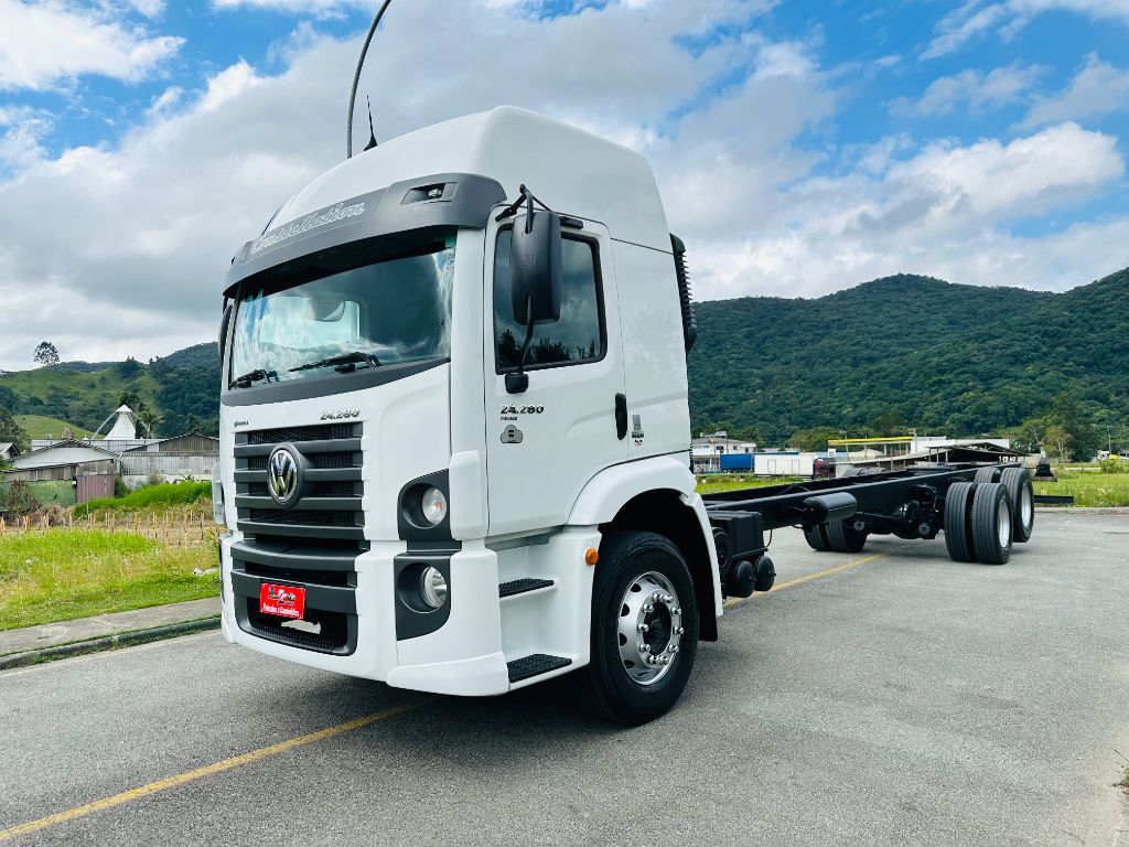 VW 24-280 Constellation ano 2021 BAIXO KM