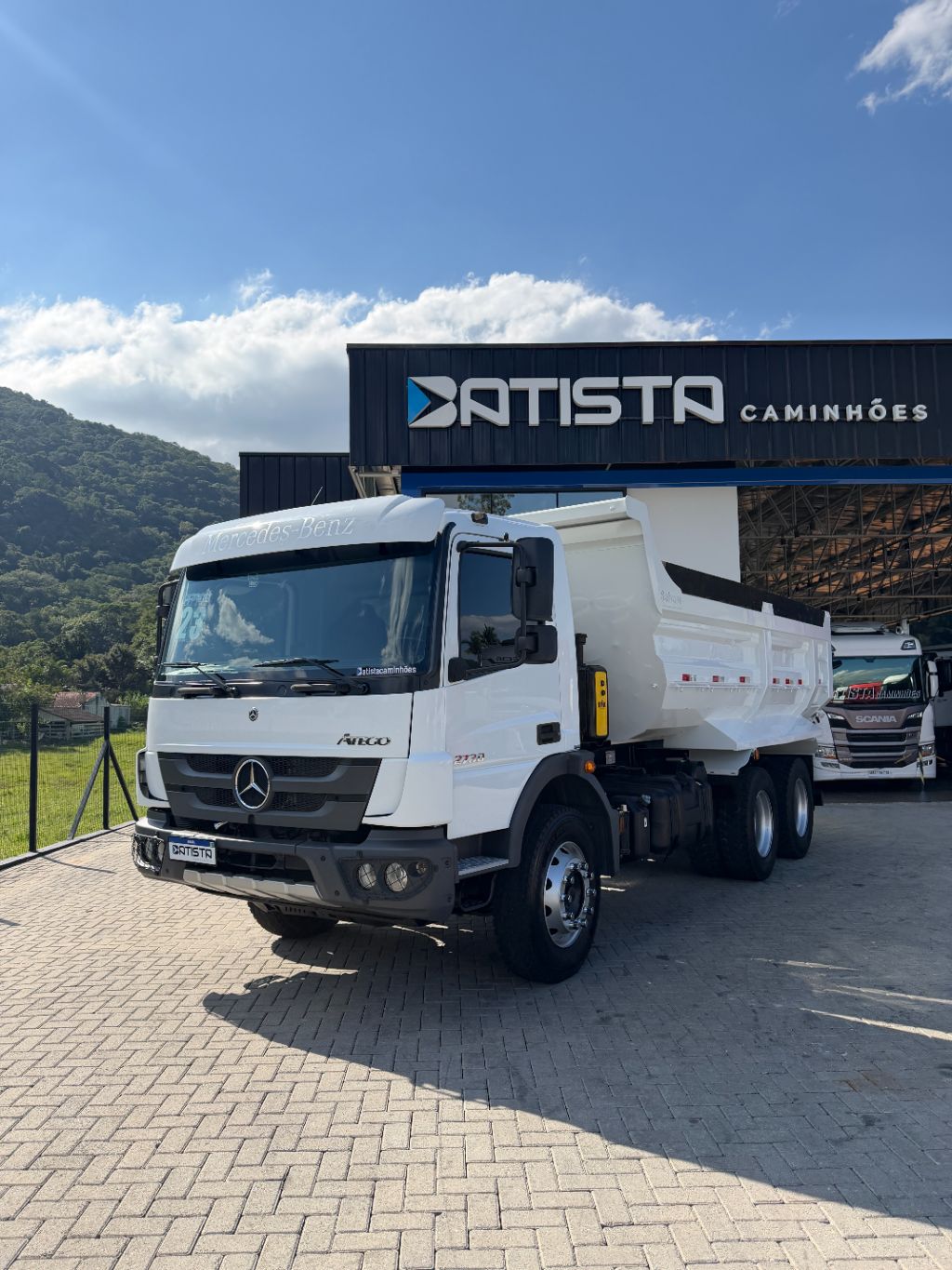 Atego 2730K 6x4 - Cacamba Salvaro de 12m3 - apenas 48mil KM