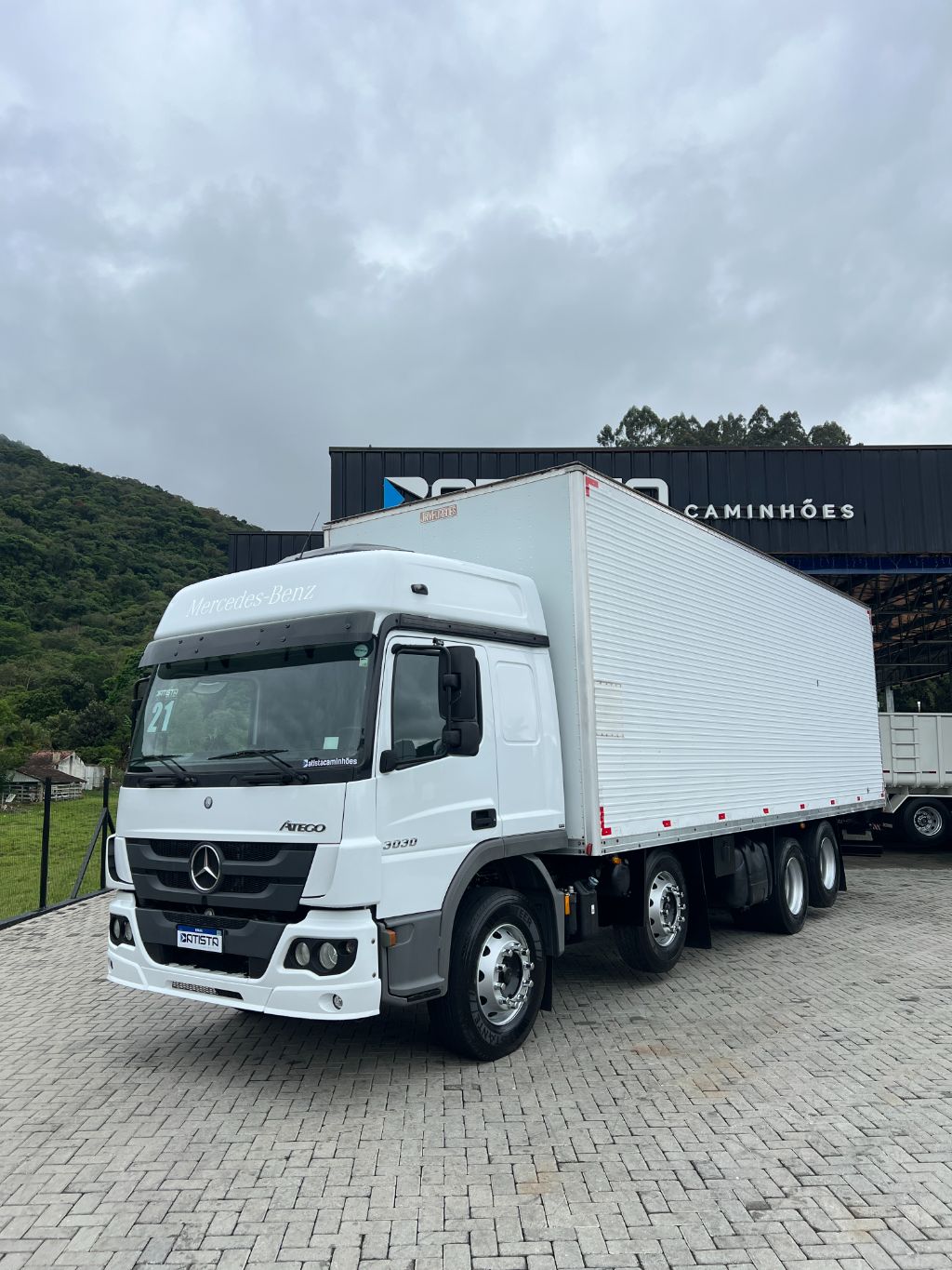 Mb Atego 3030 8x2 2021 - Bau Furgao de 8,5