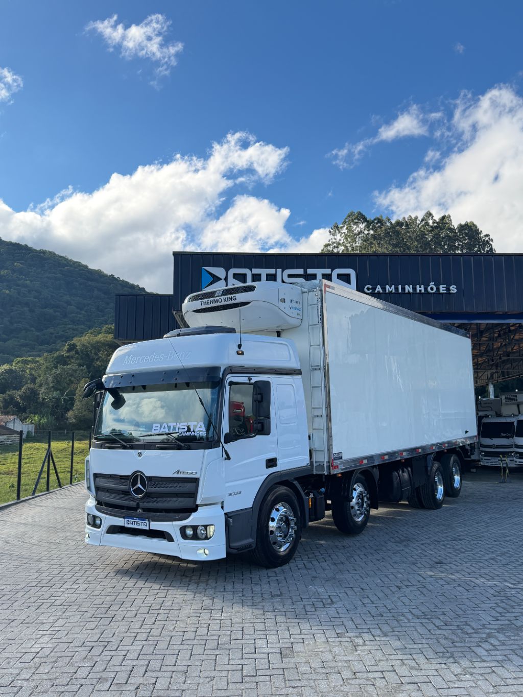 Atego 3033 8x2  2024/2025 BAU REFRIGERADO 8,5