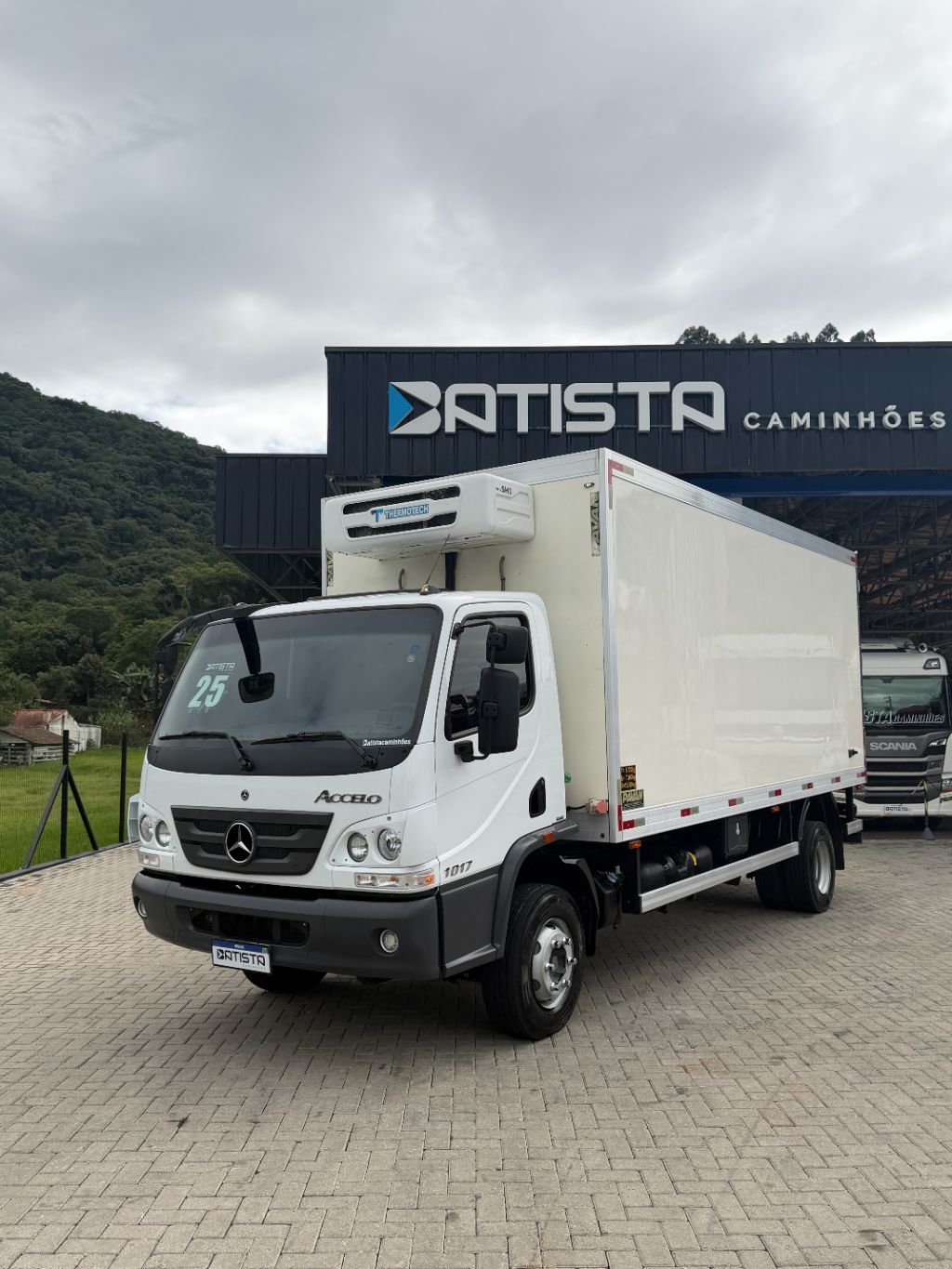 Accelo 1017 - Bau Pavan de 5.5m - Baixo KM