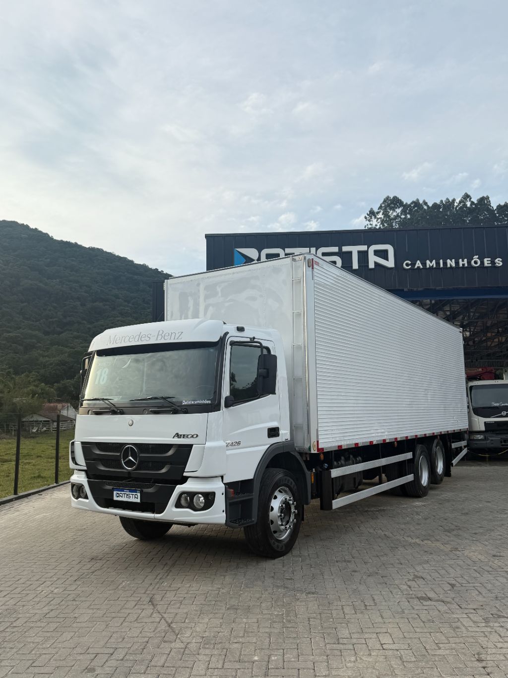 Atego 2426 6x2 - Bau Carga Seca C/ Plataforma Elevatoria HBZ