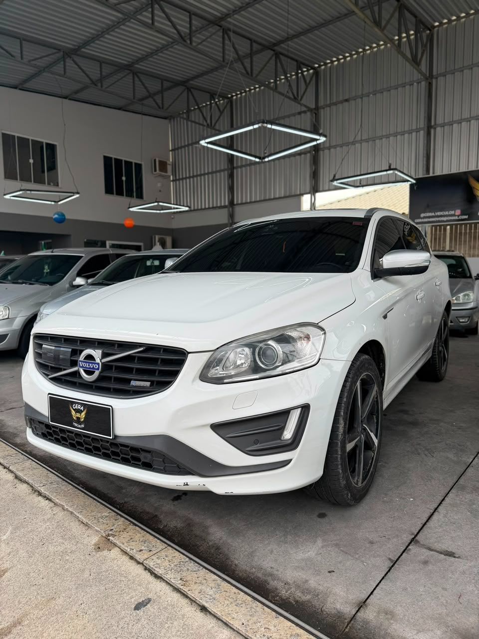 XC 60 T-6  R-DESIGN 2.0 306cv FWD 5p